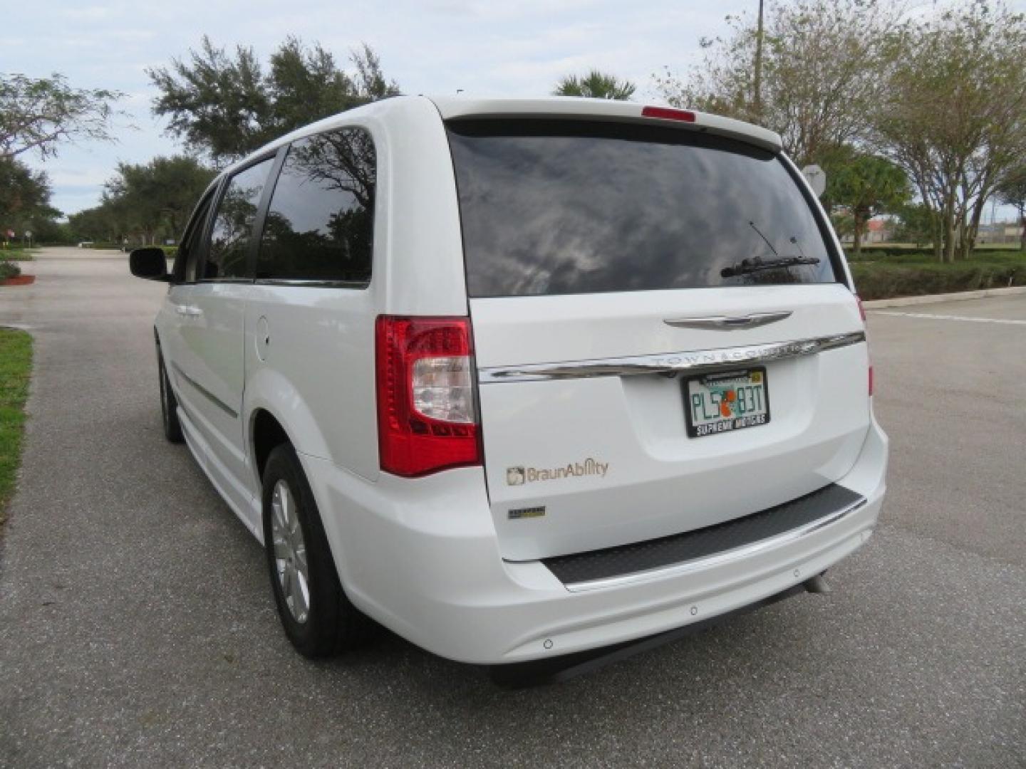 2014 White /Black Chrysler Town & Country (2C4RC1BG4ER) , located at 4301 Oak Circle #19, Boca Raton, FL, 33431, (954) 561-2499, 26.388861, -80.084038 - Photo#16